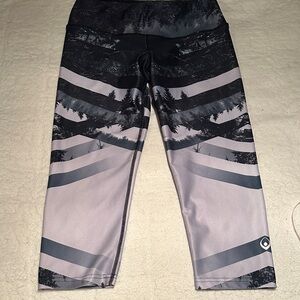 Workout Leggings Crop Pants in Black and Light Gray